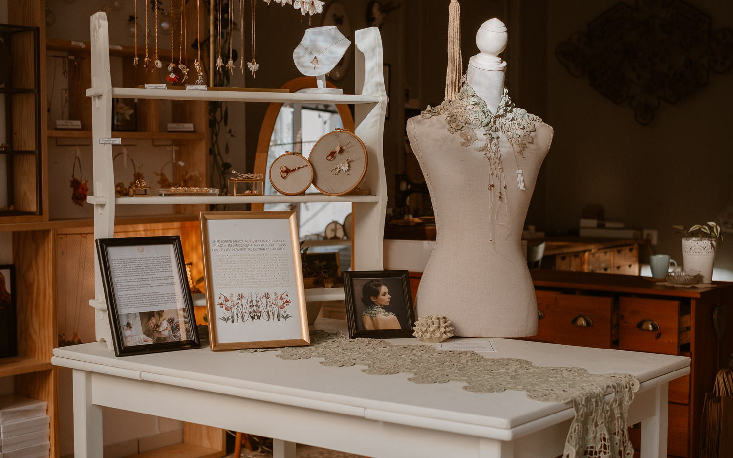 photographies d’une artiste créatrice dans son atelier boutique à Saumur