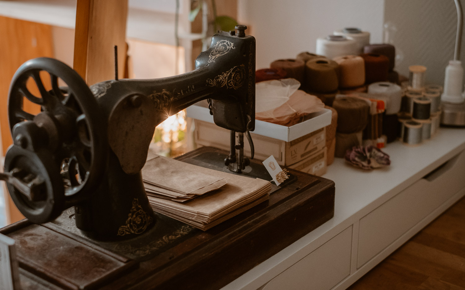 photographies d’une artiste créatrice dans son atelier boutique à Saumur