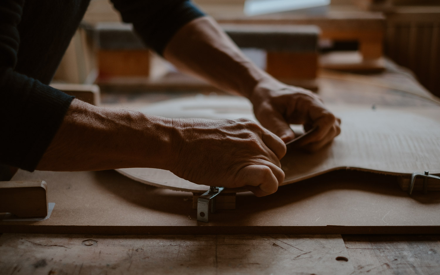 photographies d’un luthier guitare artisan d'art & créateur dans son atelier sur l'ïle de Nantes