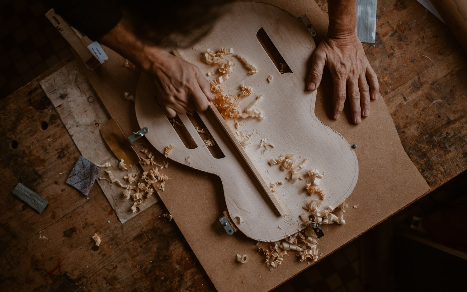 photographies d’un luthier guitare artisan d'art & créateur dans son atelier sur l'ïle de Nantes