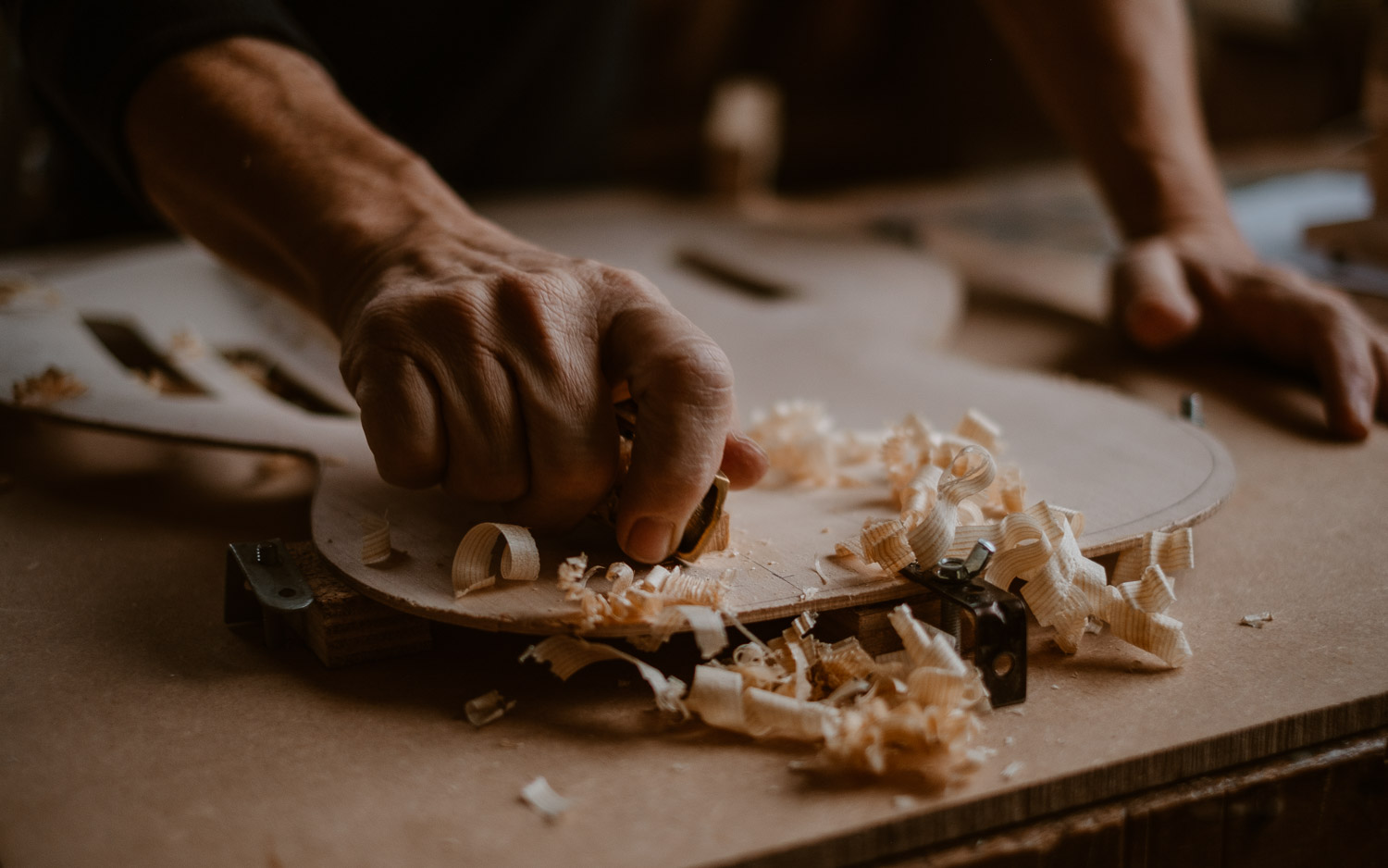 photographies d’un luthier guitare artisan d'art & créateur dans son atelier sur l'ïle de Nantes