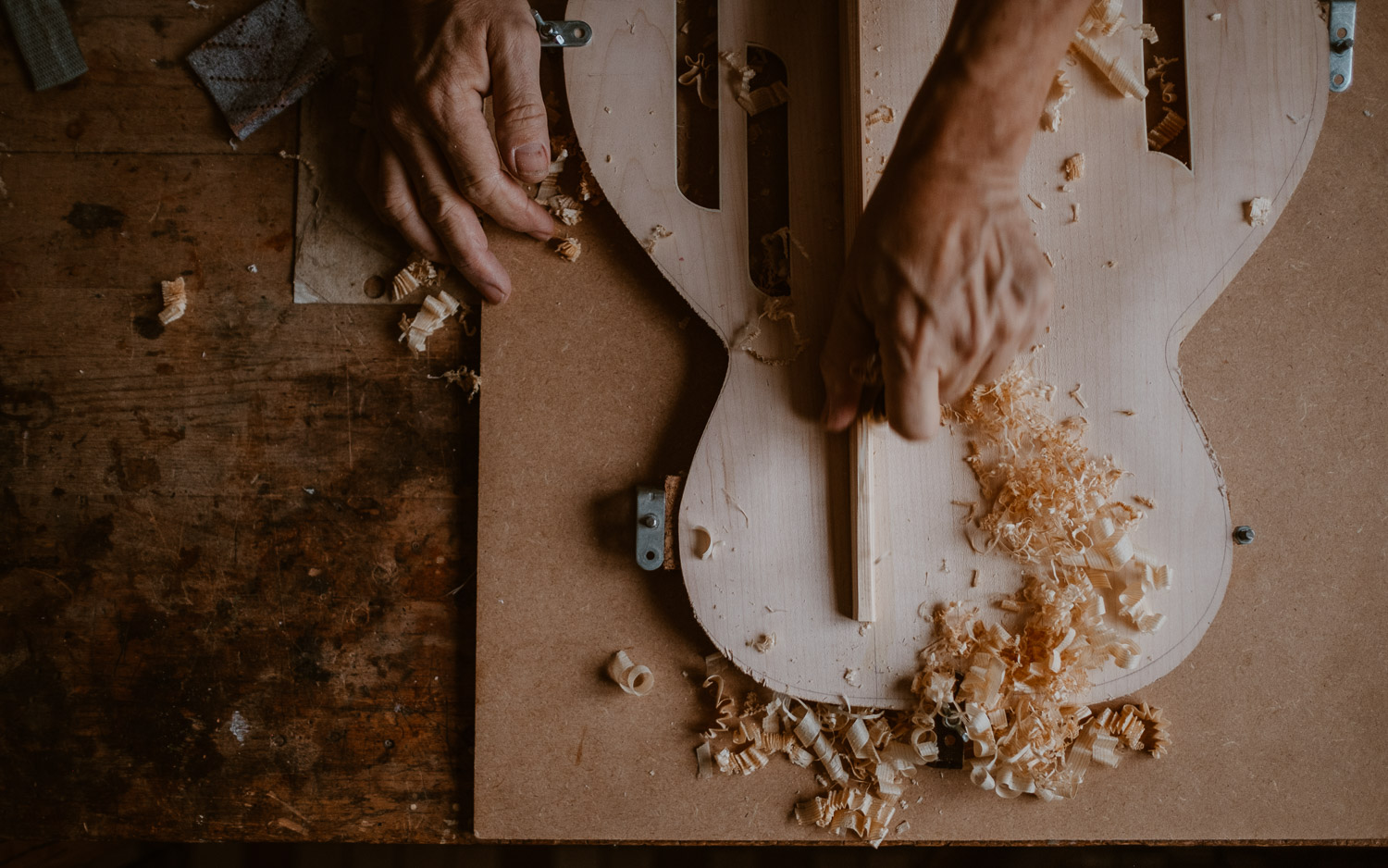 photographies d’un luthier guitare artisan d'art & créateur dans son atelier sur l'ïle de Nantes