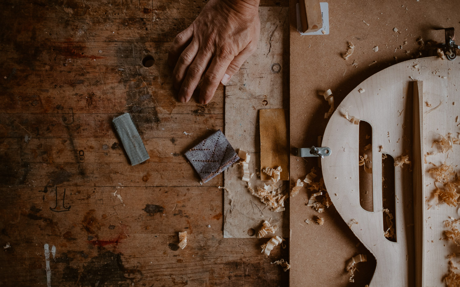 photographies d’un luthier guitare artisan d'art & créateur dans son atelier sur l'ïle de Nantes