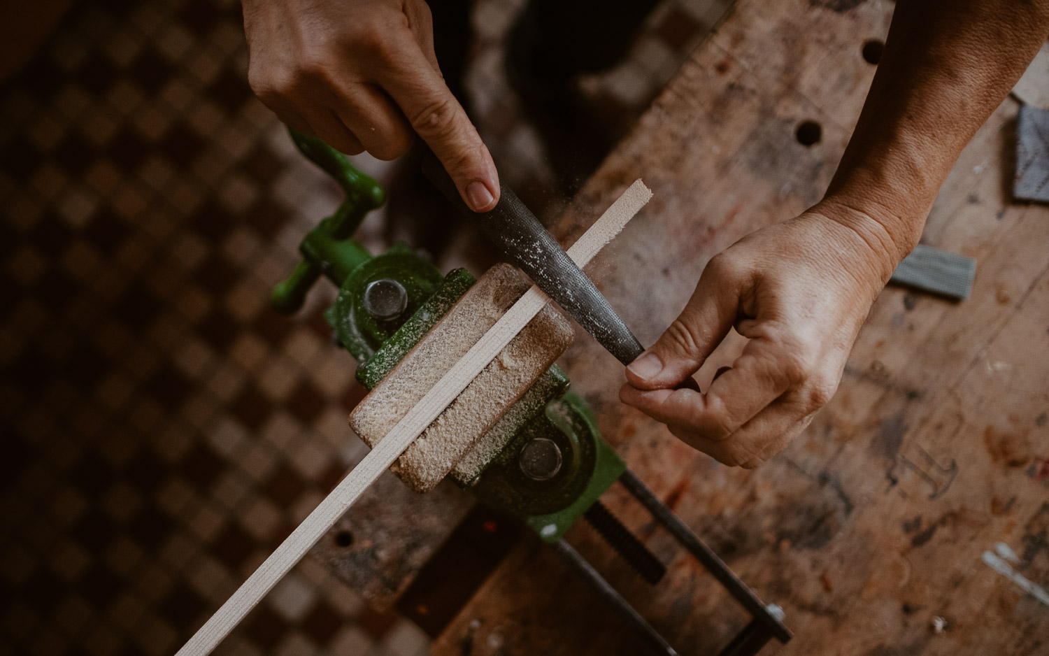 photographies d’un luthier guitare artisan d'art & créateur dans son atelier sur l'ïle de Nantes