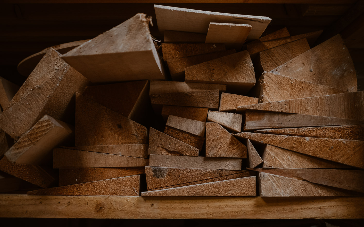 photographies d’un luthier guitare artisan d'art & créateur dans son atelier sur l'ïle de Nantes