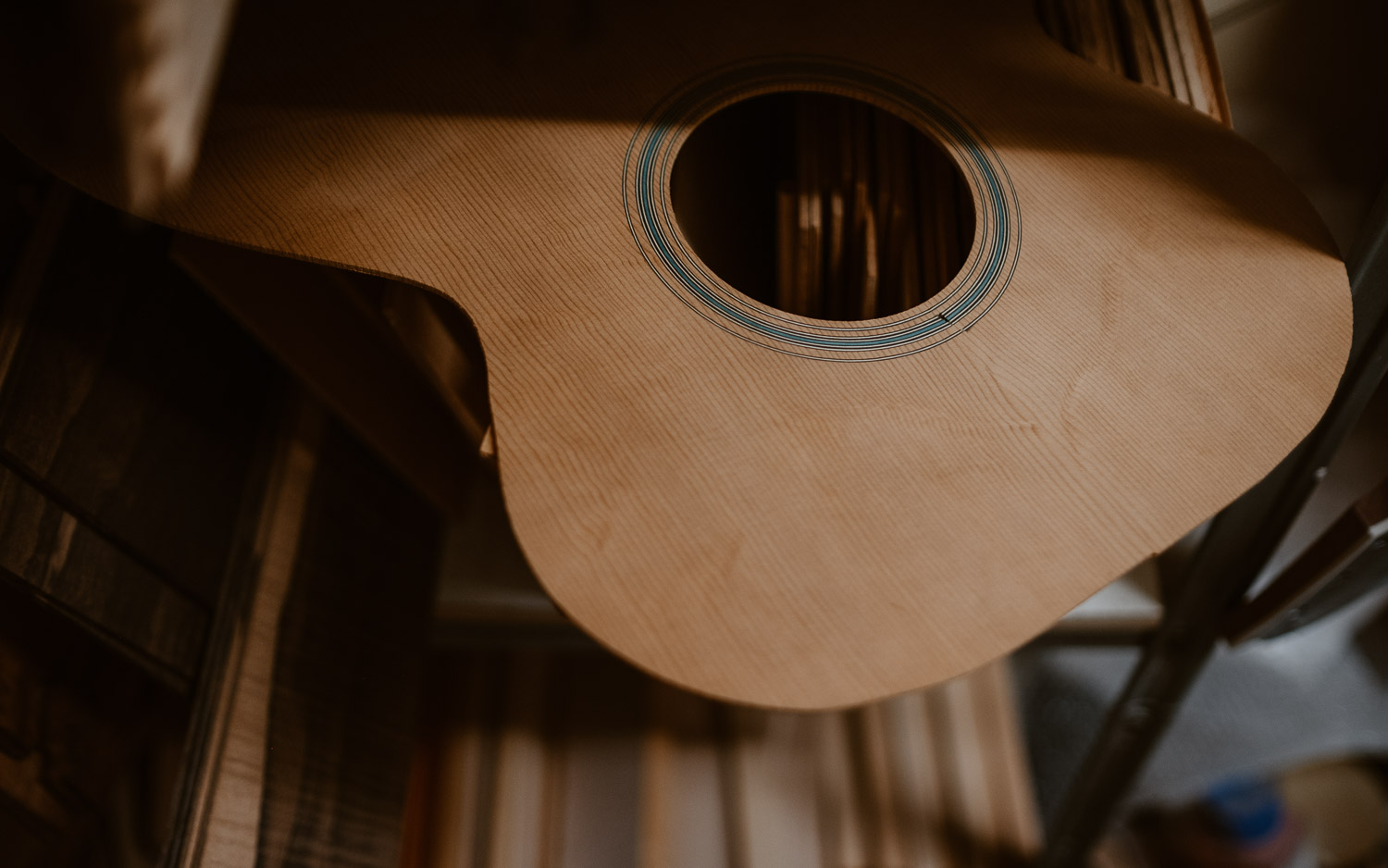 photographies d’un luthier guitare artisan d'art & créateur dans son atelier sur l'ïle de Nantes