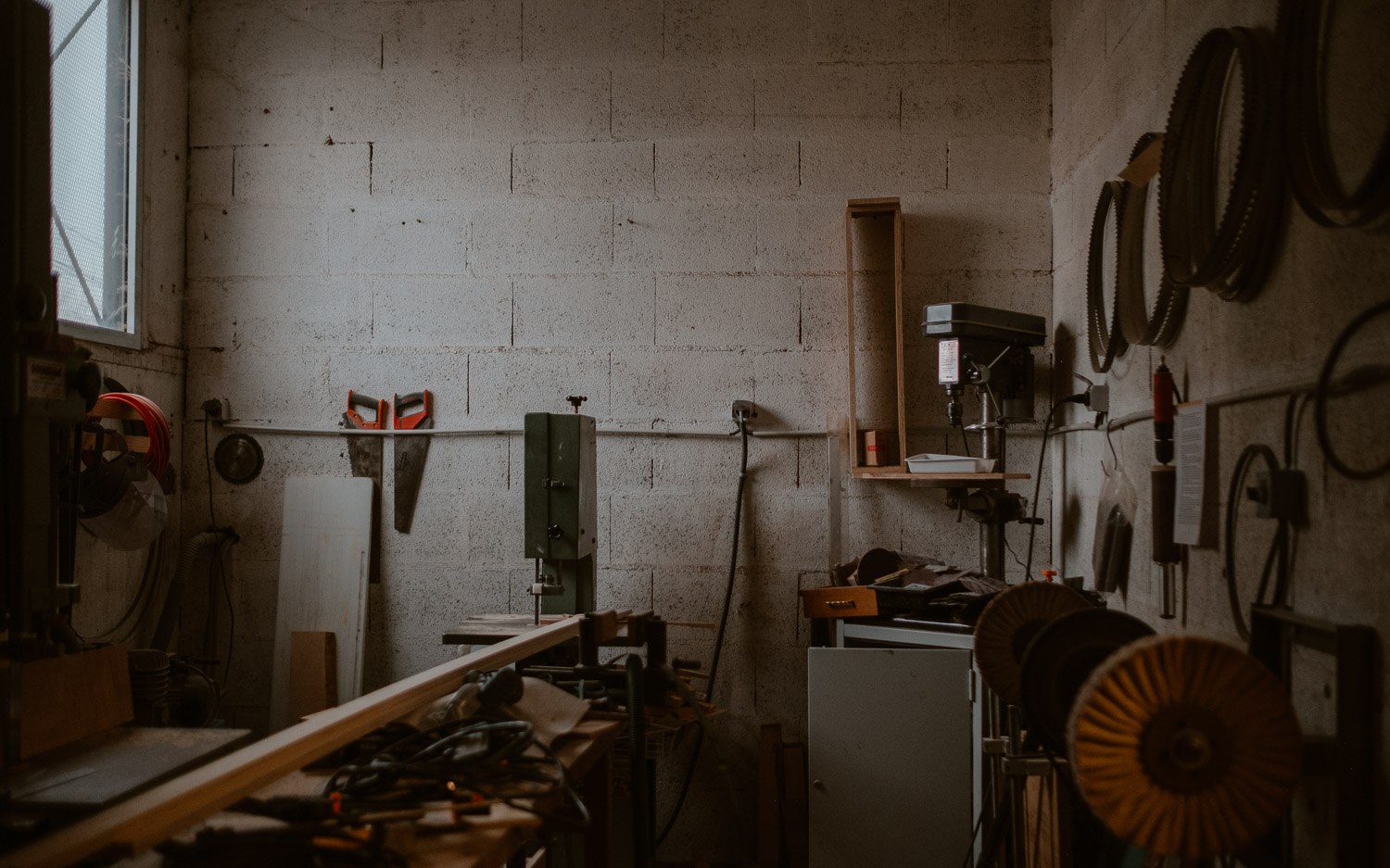 photographies d’un luthier guitare artisan d'art & créateur dans son atelier sur l'ïle de Nantes