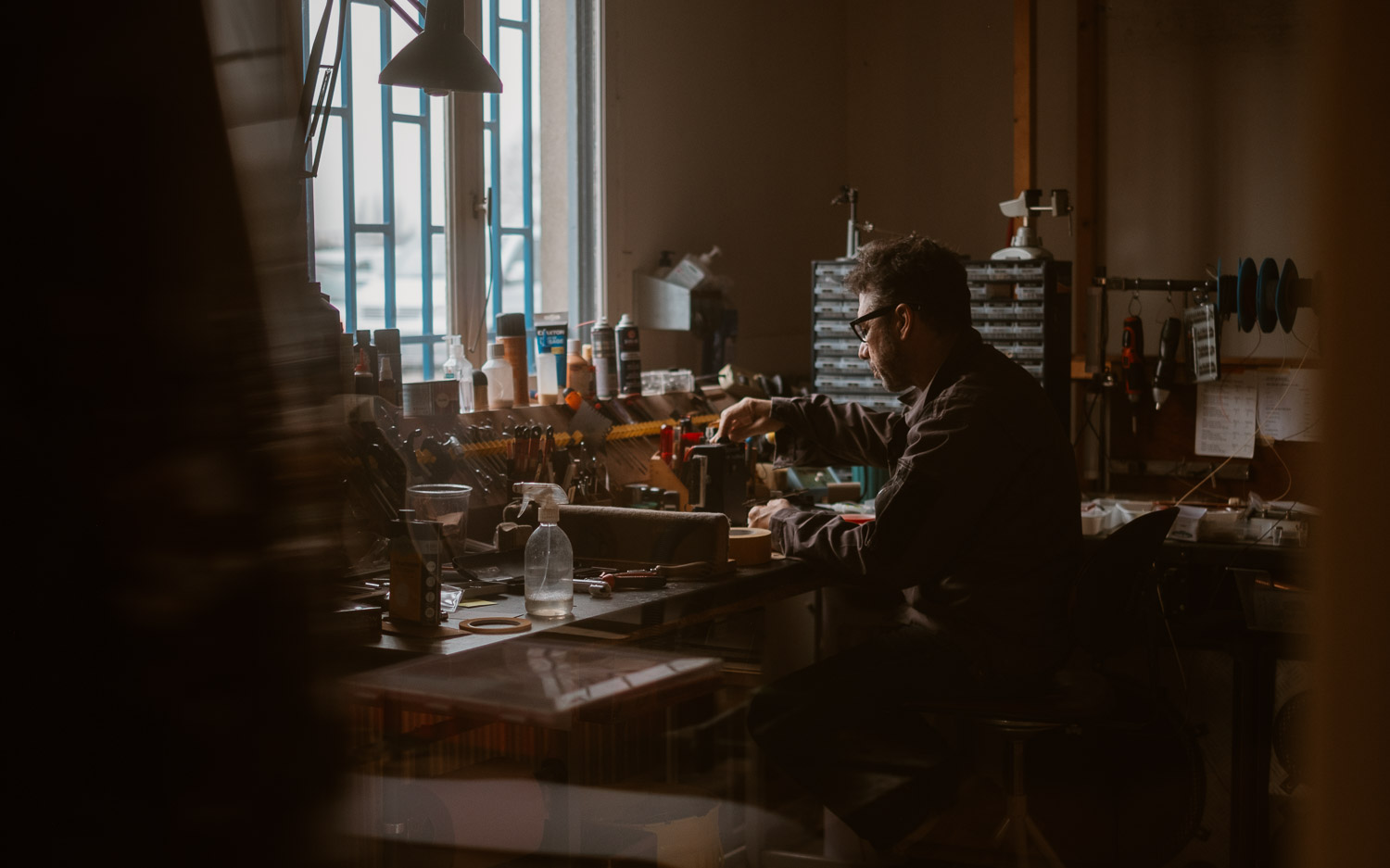 photographies d’un luthier guitare artisan d'art & créateur dans son atelier sur l'ïle de Nantes