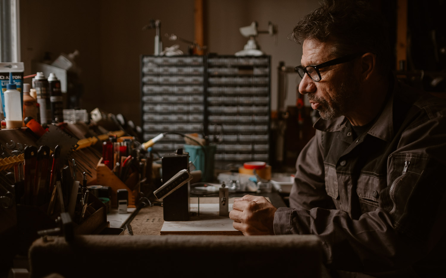 photographies d’un luthier guitare artisan d'art & créateur dans son atelier sur l'ïle de Nantes