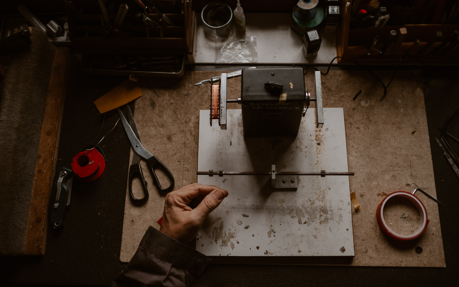 photographies d’un luthier guitare artisan d'art & créateur dans son atelier sur l'ïle de Nantes