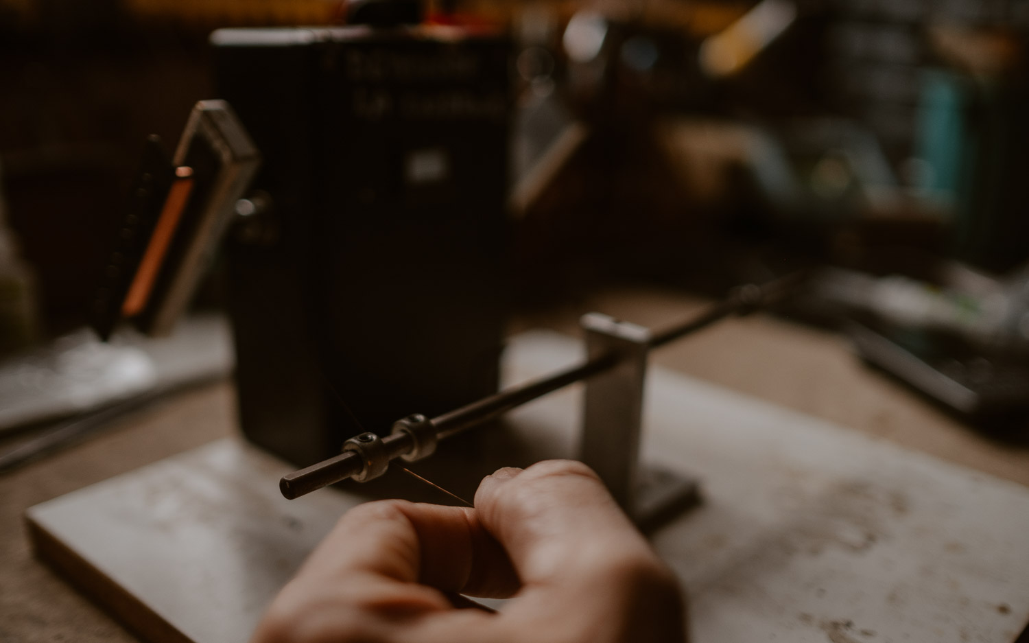 photographies d’un luthier guitare artisan d'art & créateur dans son atelier sur l'ïle de Nantes