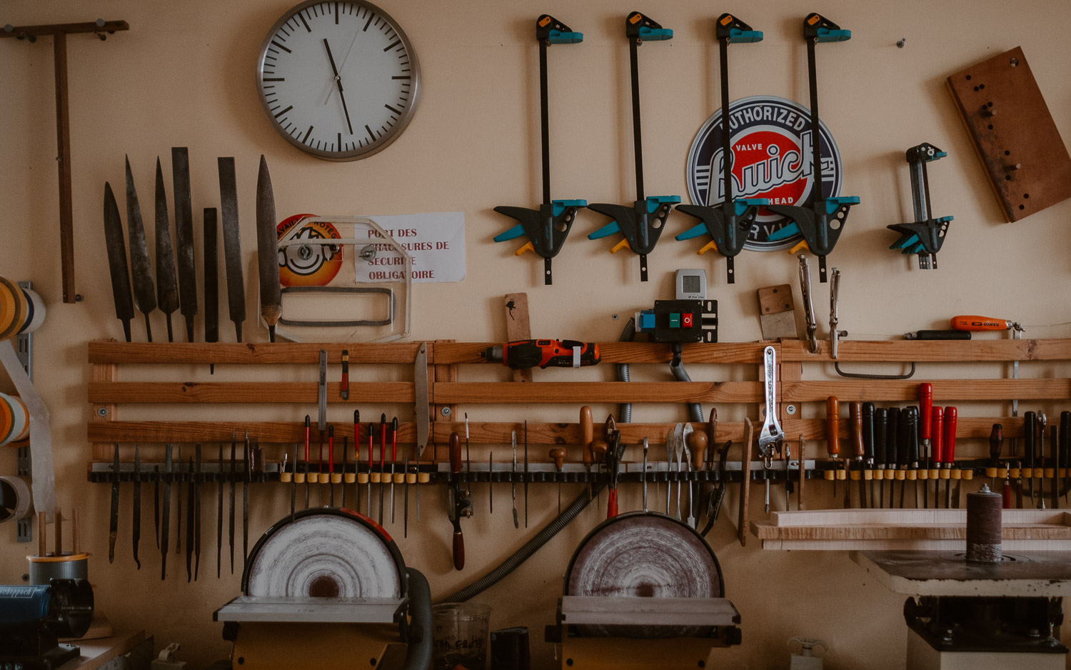 photographies d’un luthier guitare artisan d'art & créateur dans son atelier sur l'ïle de Nantes