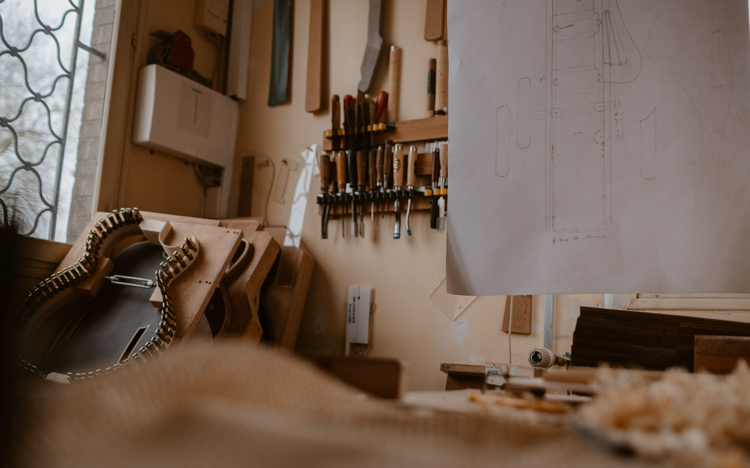 photographies d’un luthier guitare artisan d'art & créateur dans son atelier sur l'ïle de Nantes