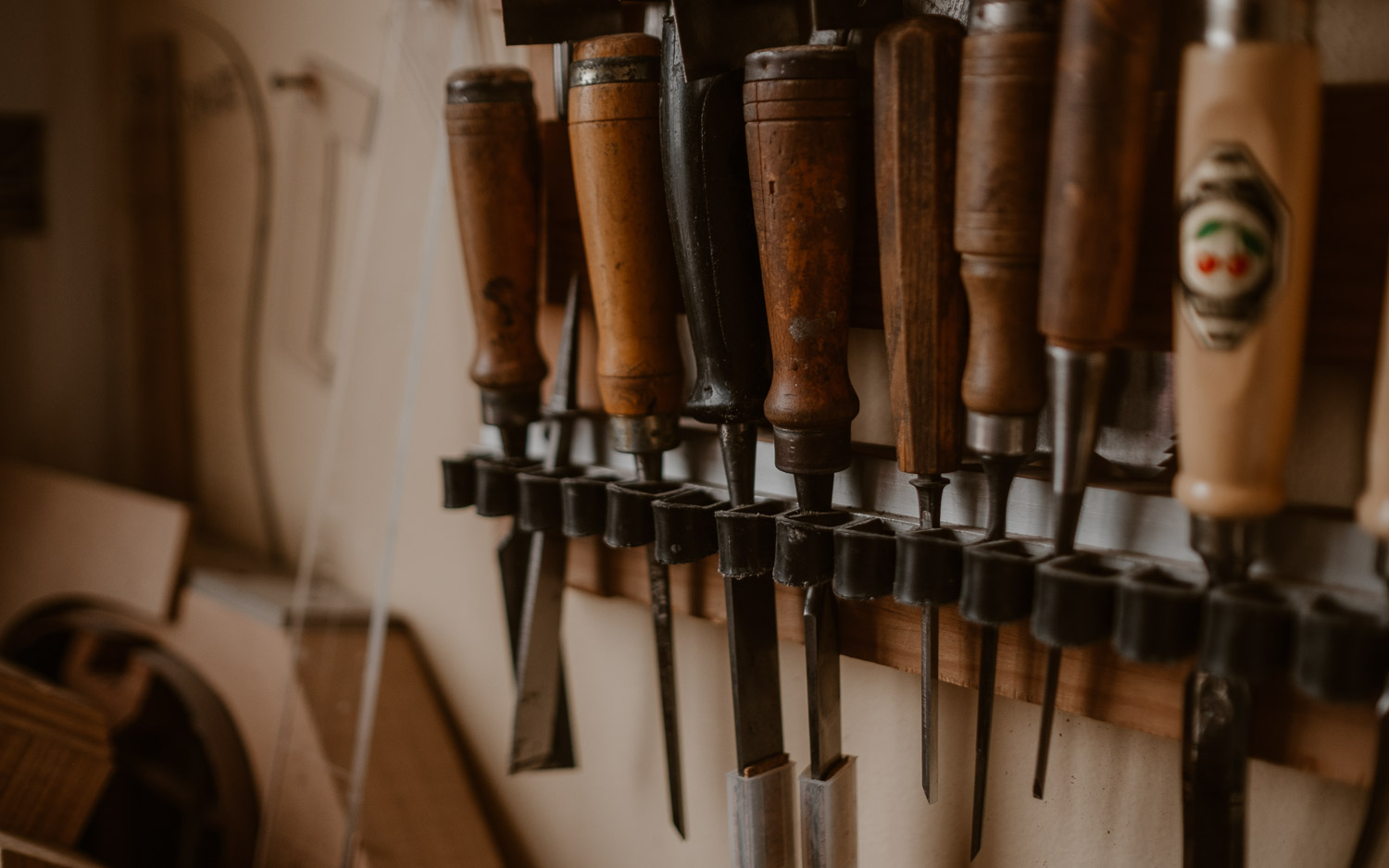 photographies d’un luthier guitare artisan d'art & créateur dans son atelier sur l'ïle de Nantes