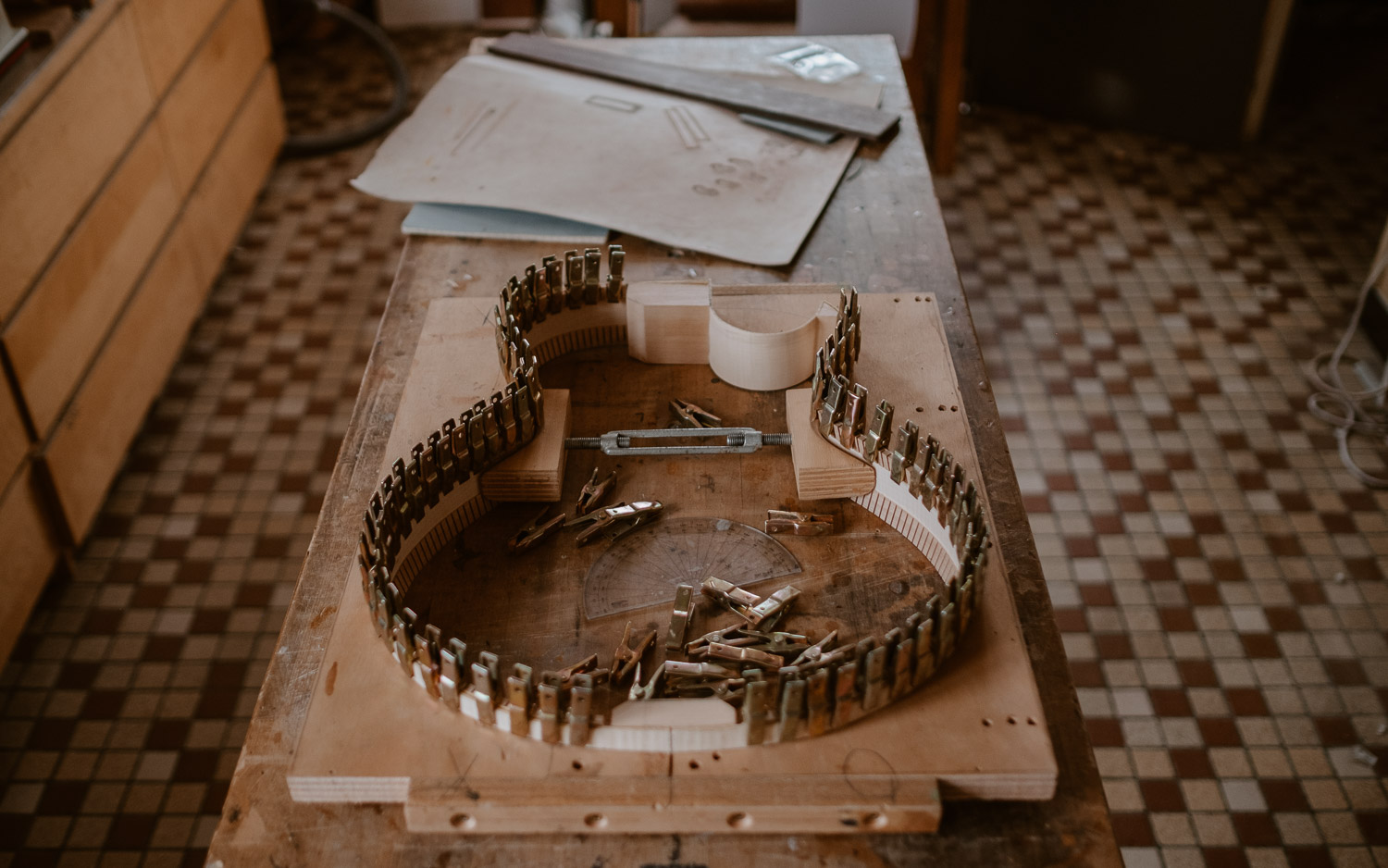 photographies d’un luthier guitare artisan d'art & créateur dans son atelier sur l'ïle de Nantes