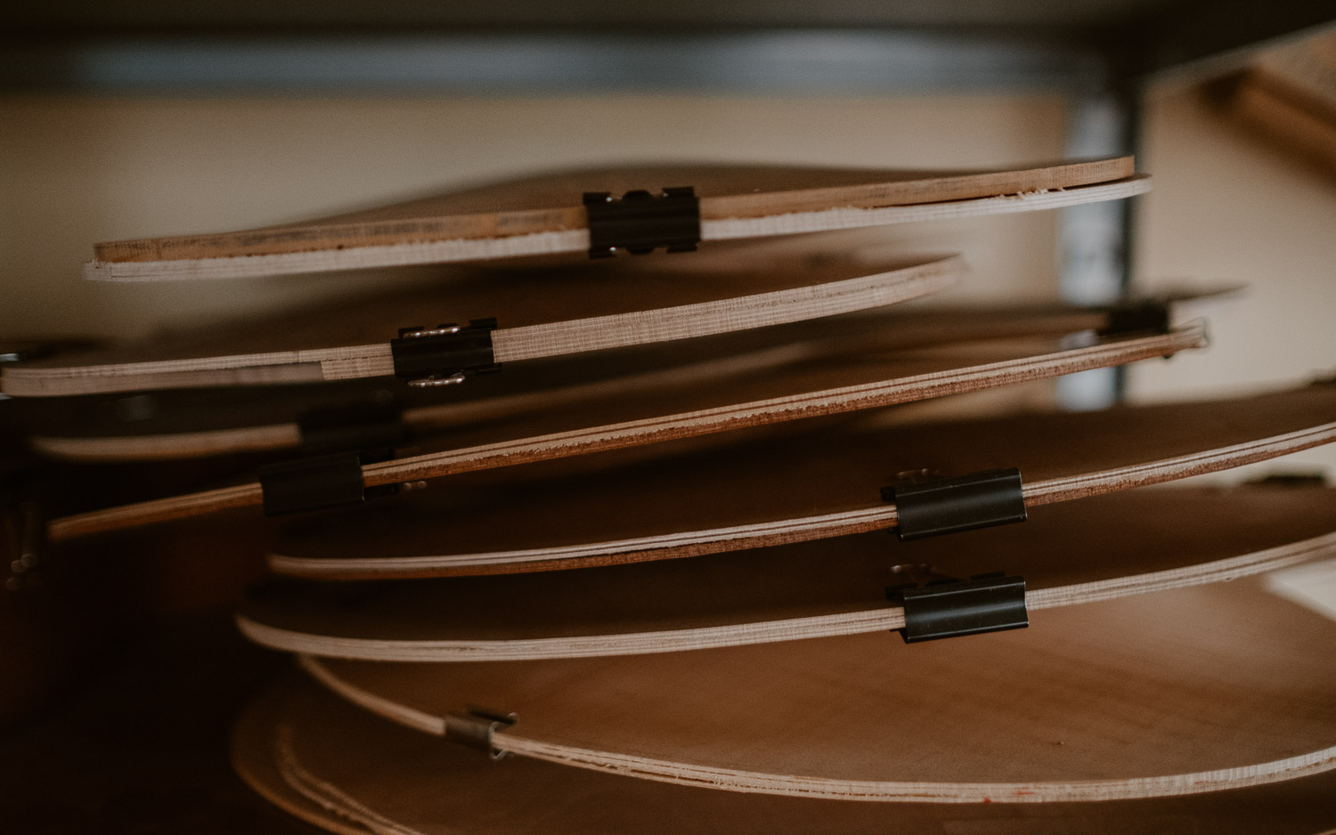 photographies d’un luthier guitare artisan d'art & créateur dans son atelier sur l'ïle de Nantes