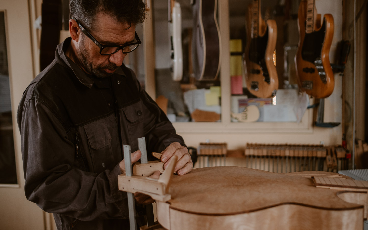 photographies d’un luthier guitare artisan d'art & créateur dans son atelier sur l'ïle de Nantes