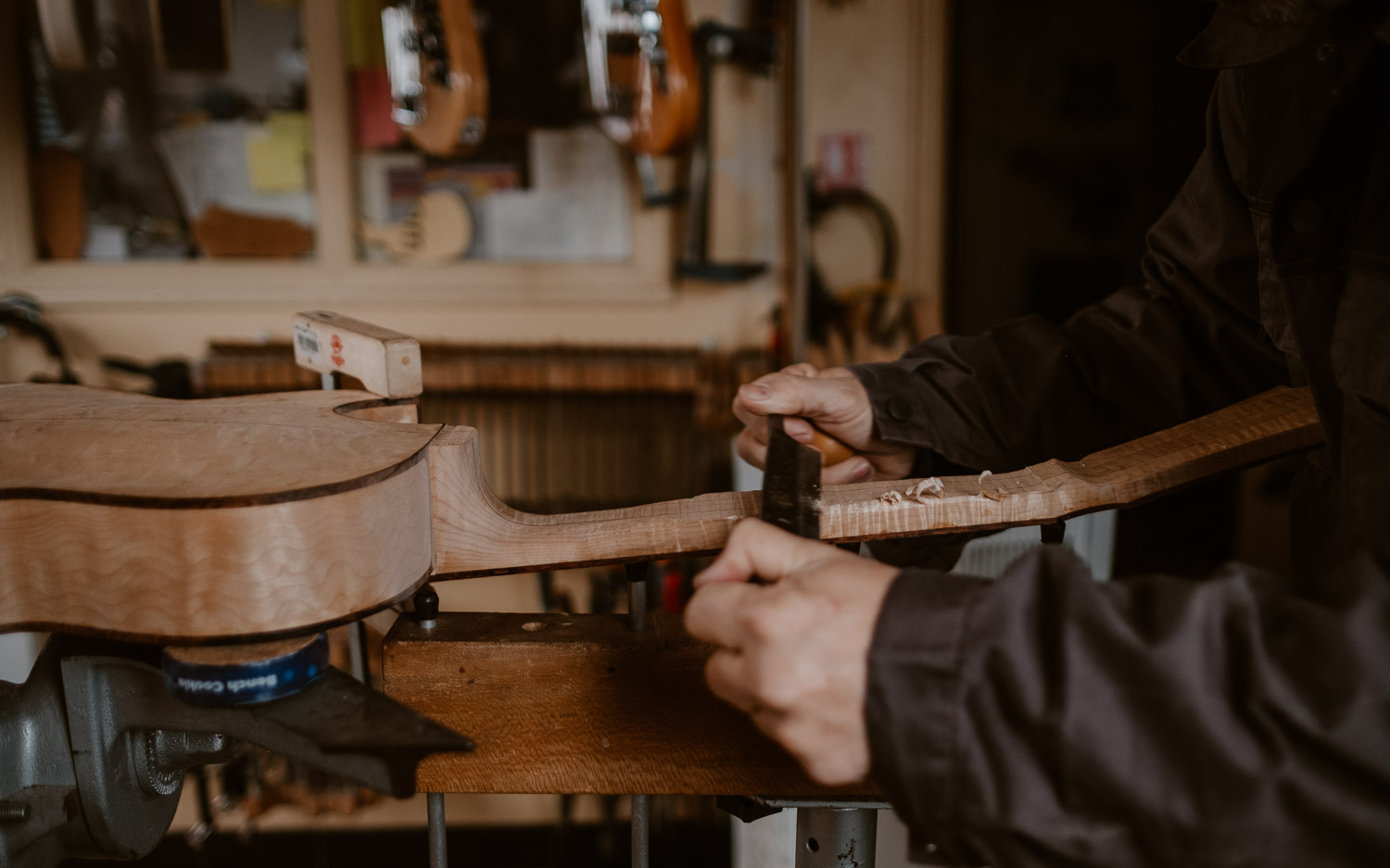 photographies d’un luthier guitare artisan d'art & créateur dans son atelier sur l'ïle de Nantes