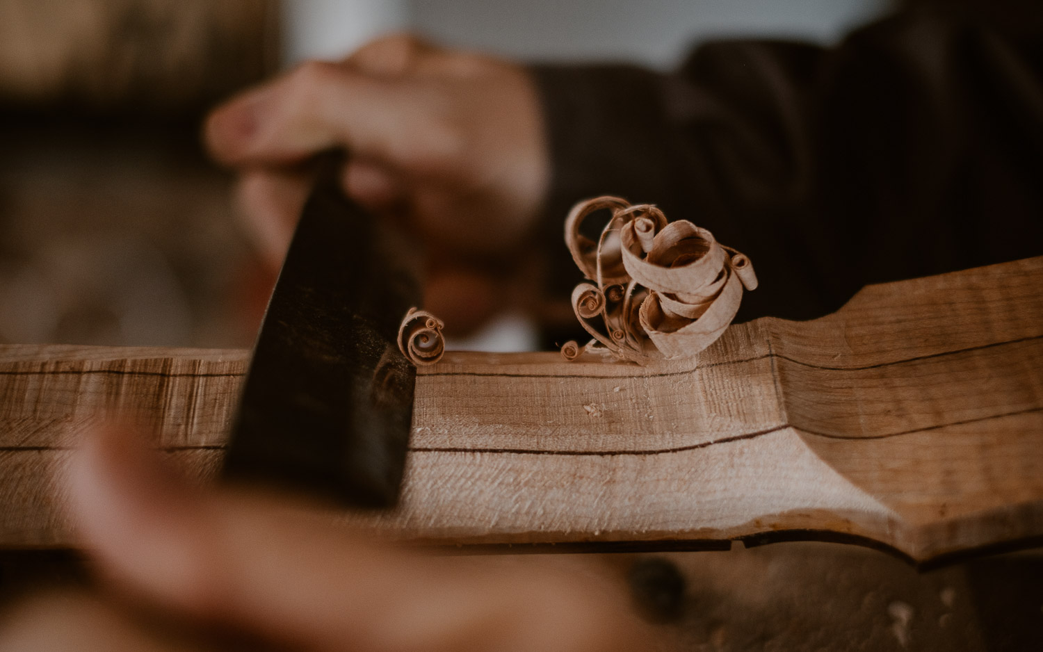 photographies d’un luthier guitare artisan d'art & créateur dans son atelier sur l'ïle de Nantes