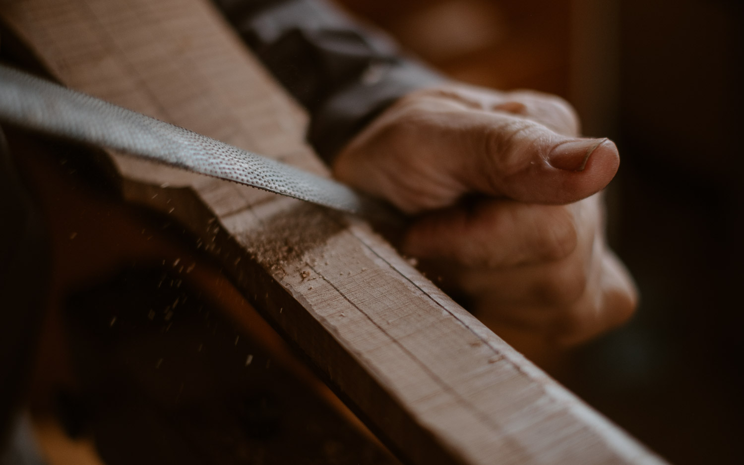 photographies d’un luthier guitare artisan d'art & créateur dans son atelier sur l'ïle de Nantes