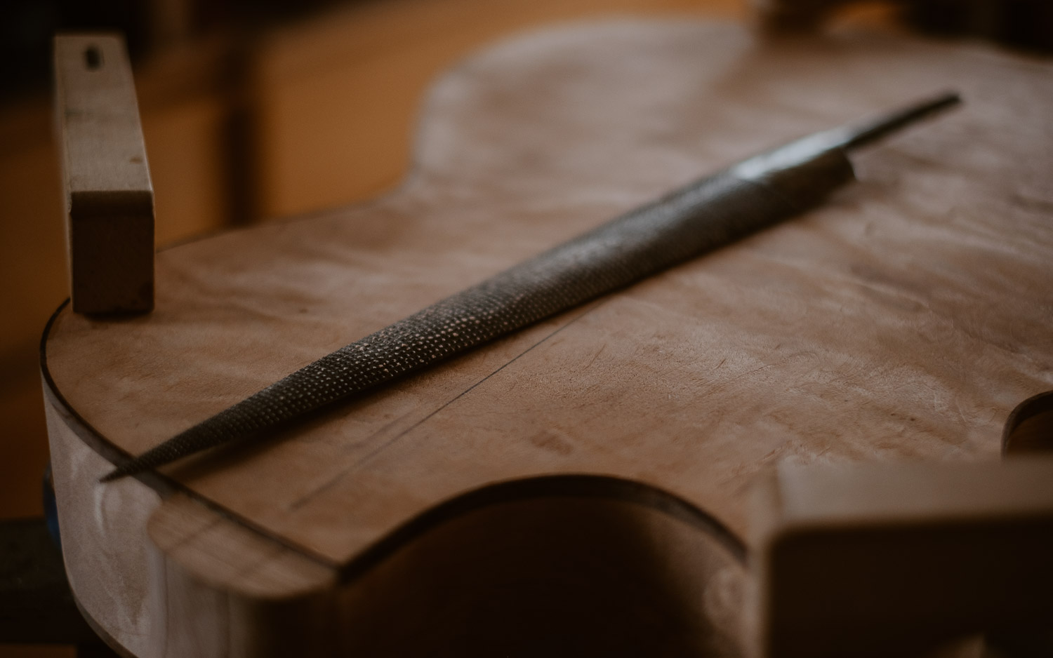 photographies d’un luthier guitare artisan d'art & créateur dans son atelier sur l'ïle de Nantes