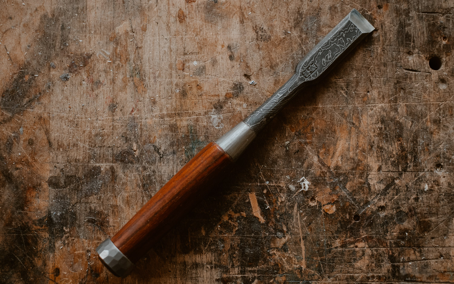 photographies d’un luthier guitare artisan d'art & créateur dans son atelier sur l'ïle de Nantes