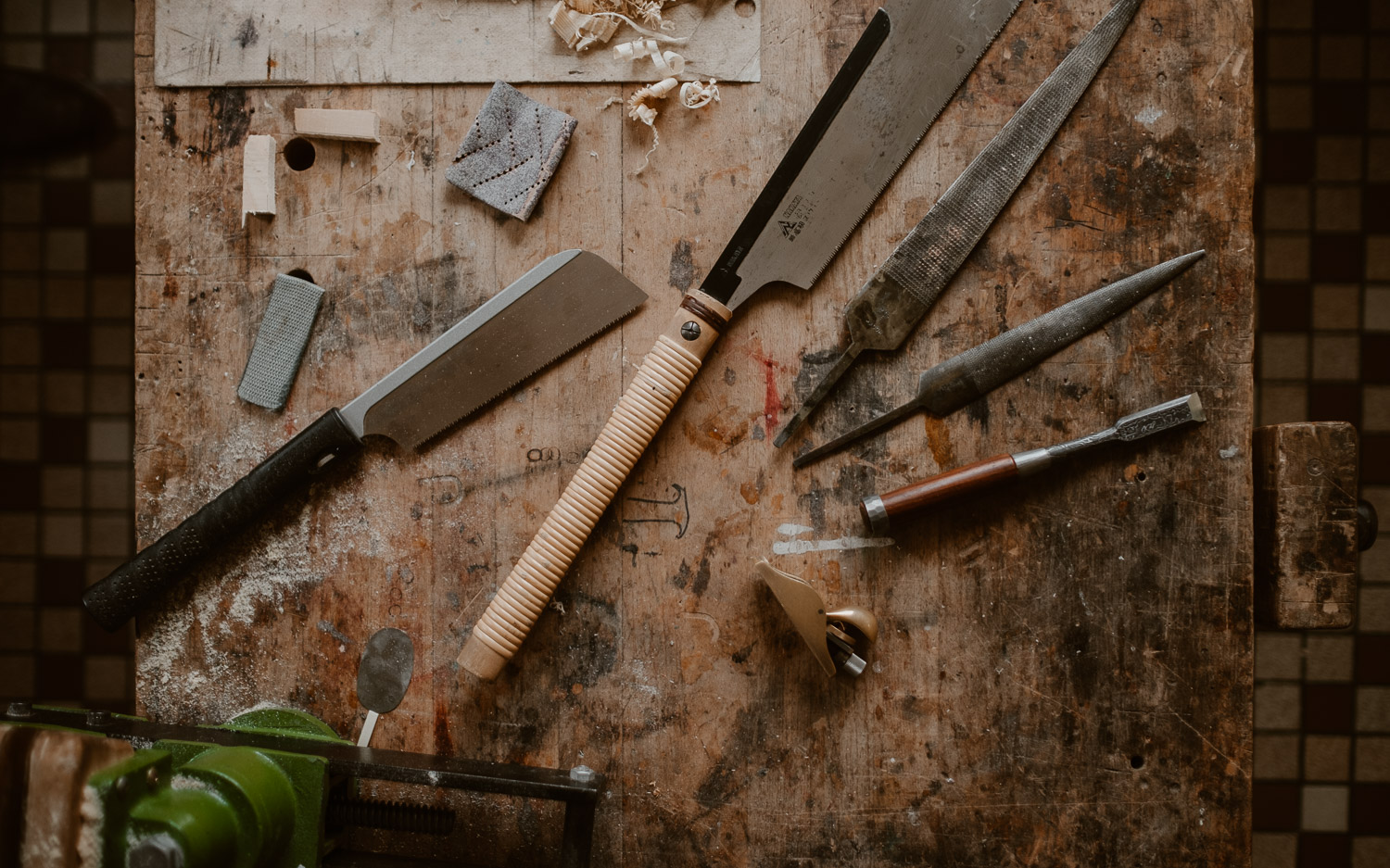 photographies d’un luthier guitare artisan d'art & créateur dans son atelier sur l'ïle de Nantes