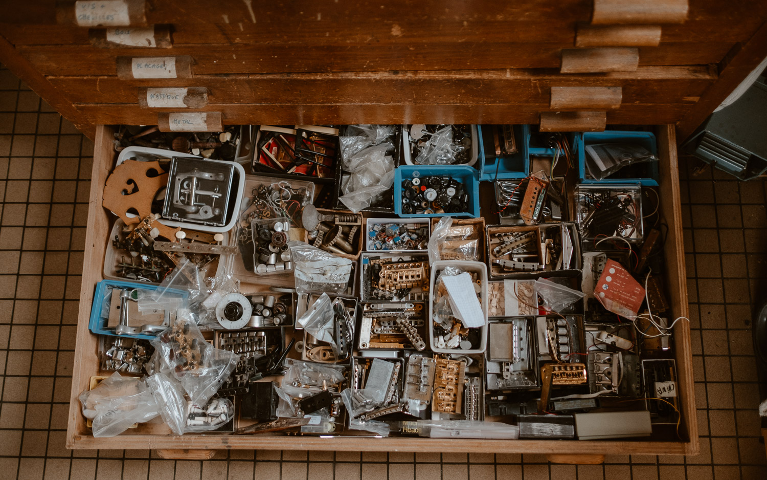 photographies d’un luthier guitare artisan d'art & créateur dans son atelier sur l'ïle de Nantes