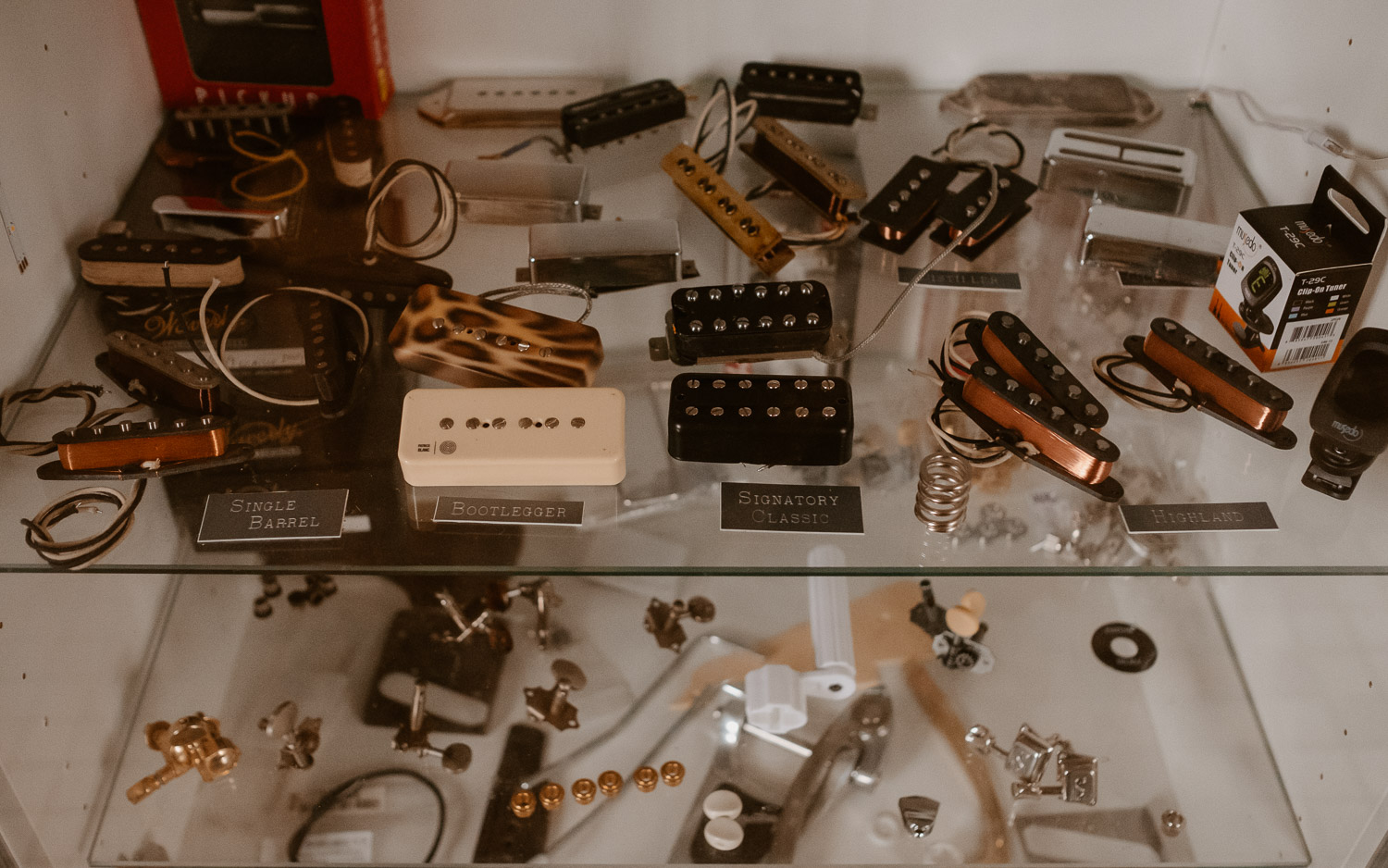 photographies d’un luthier guitare artisan d'art & créateur dans son atelier sur l'ïle de Nantes