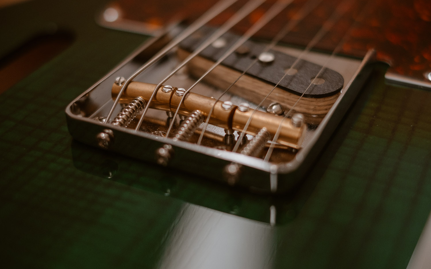 photographies d’un luthier guitare artisan d'art & créateur dans son atelier sur l'ïle de Nantes