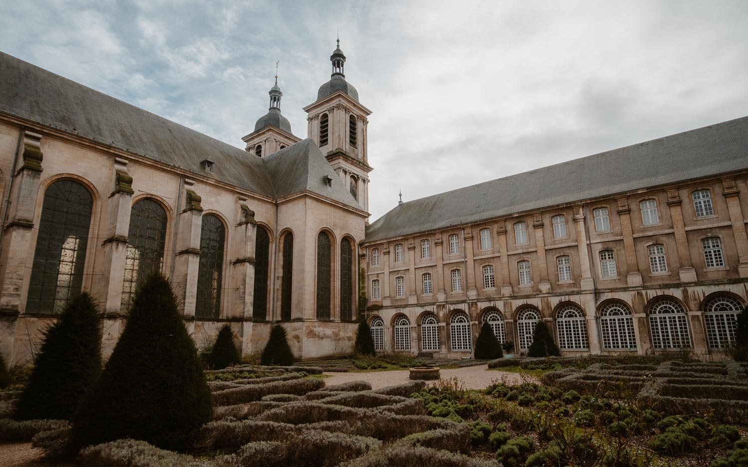 photographies d’un mariage chic d’hiver à l’Abbaye des Prémontrés de Pont-à-Mousson en Meurthe-et-Moselle