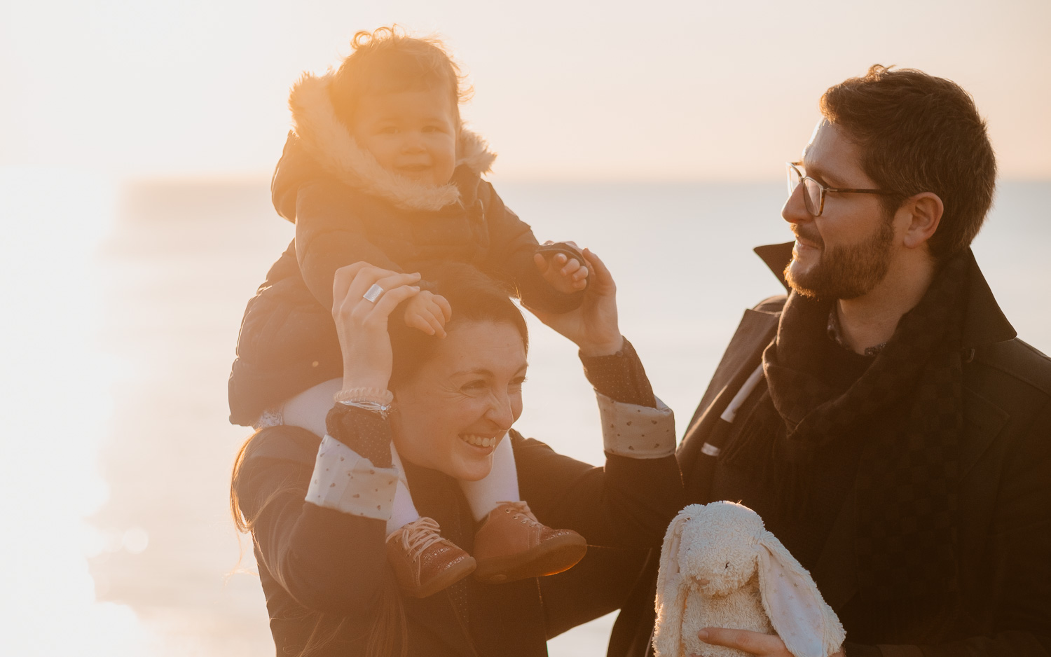 Séance photo lifestyle de famille parents enfant en extérieur, sur la plage, côte atlantique du pays de Retz par Geoffrey Arnoldy photographe