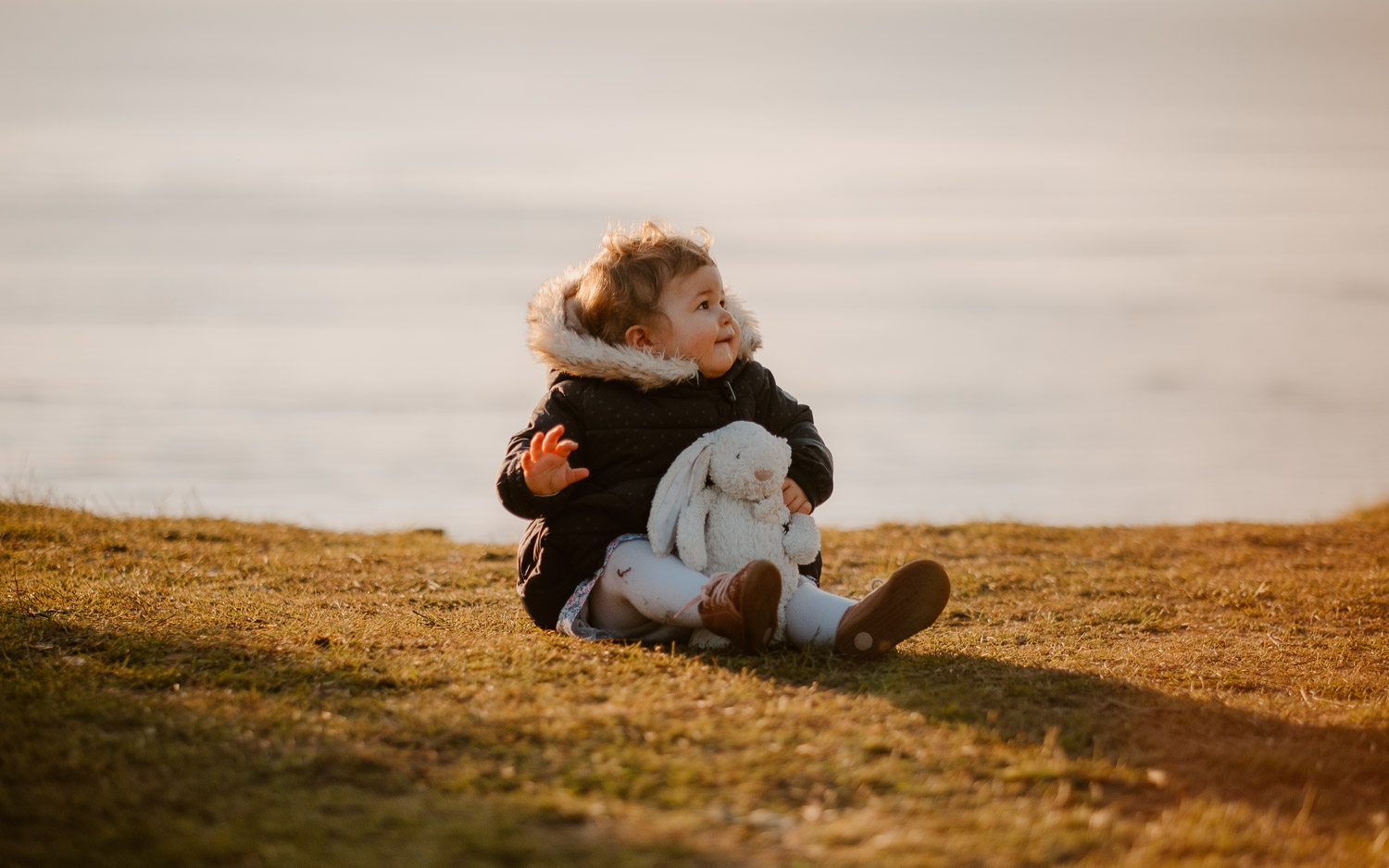 Séance photo lifestyle de famille parents enfant en extérieur, sur la plage, côte atlantique du pays de Retz par Geoffrey Arnoldy photographe