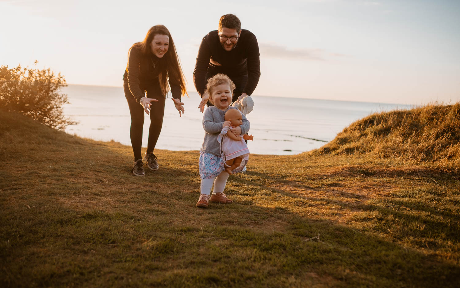 Séance photo lifestyle de famille parents enfant en extérieur, sur la plage, côte atlantique du pays de Retz par Geoffrey Arnoldy photographe