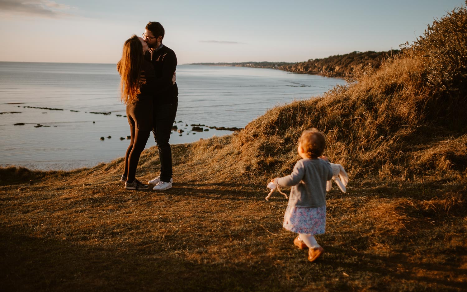 Séance photo lifestyle de famille parents enfant en extérieur, sur la plage, côte atlantique du pays de Retz par Geoffrey Arnoldy photographe