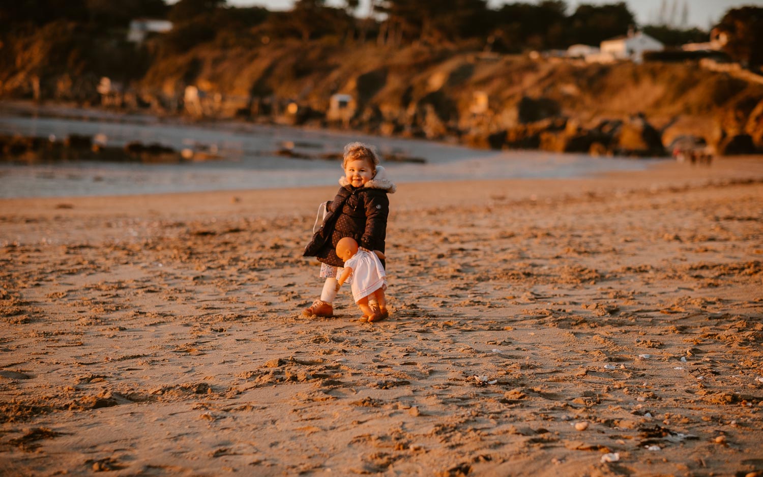 Séance photo lifestyle de famille parents enfant en extérieur, sur la plage, côte atlantique du pays de Retz par Geoffrey Arnoldy photographe