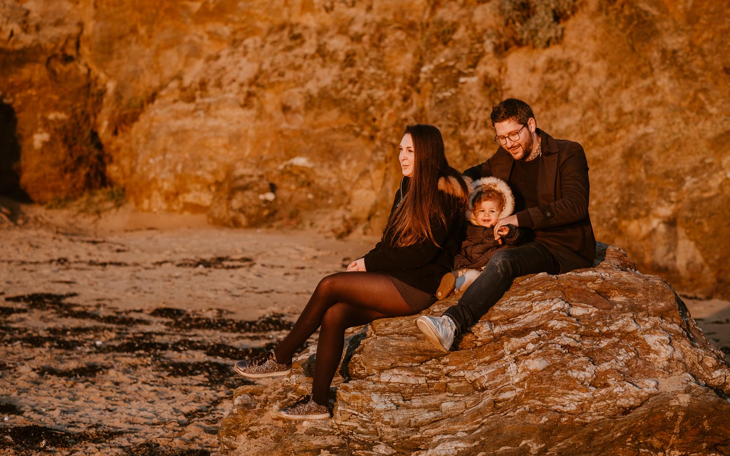 Séance photo lifestyle de famille parents enfant en extérieur, sur la plage, côte atlantique du pays de Retz par Geoffrey Arnoldy photographe