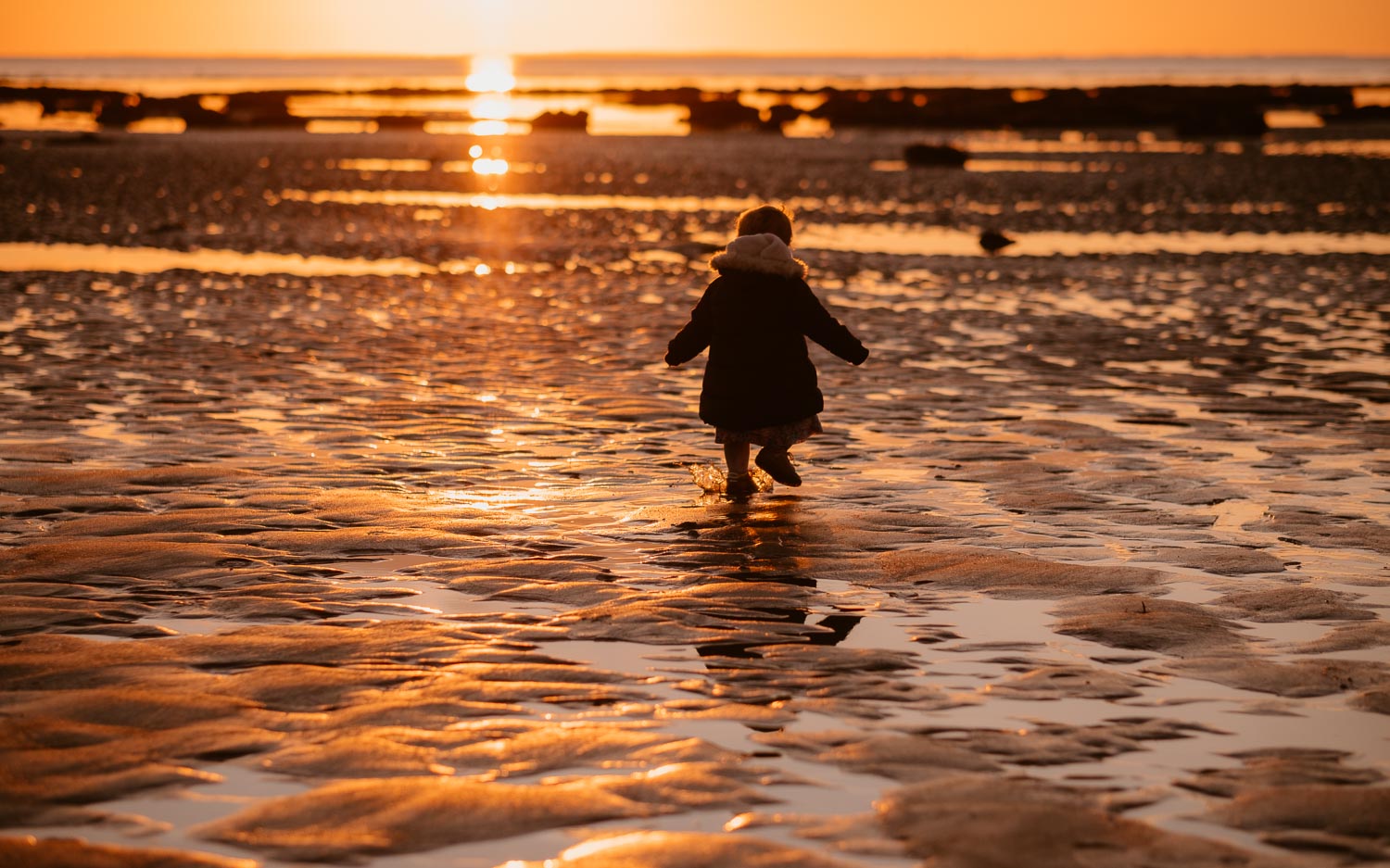 Séance photo lifestyle de famille parents enfant en extérieur, sur la plage, côte atlantique du pays de Retz par Geoffrey Arnoldy photographe