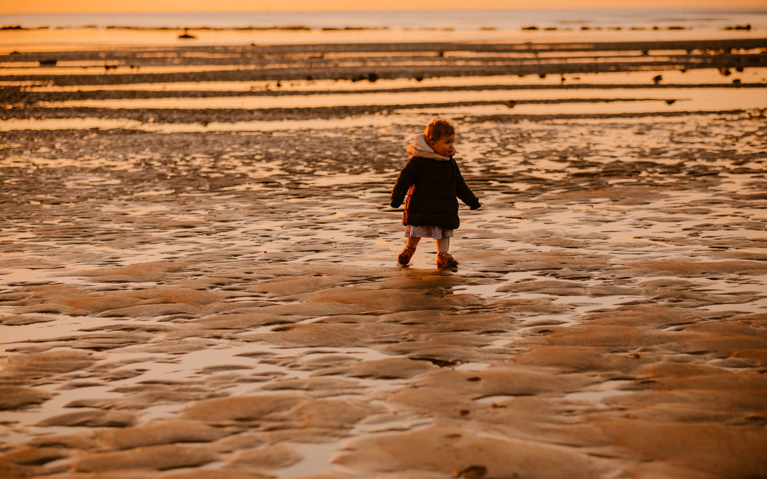 Séance photo lifestyle de famille parents enfant en extérieur, sur la plage, côte atlantique du pays de Retz par Geoffrey Arnoldy photographe