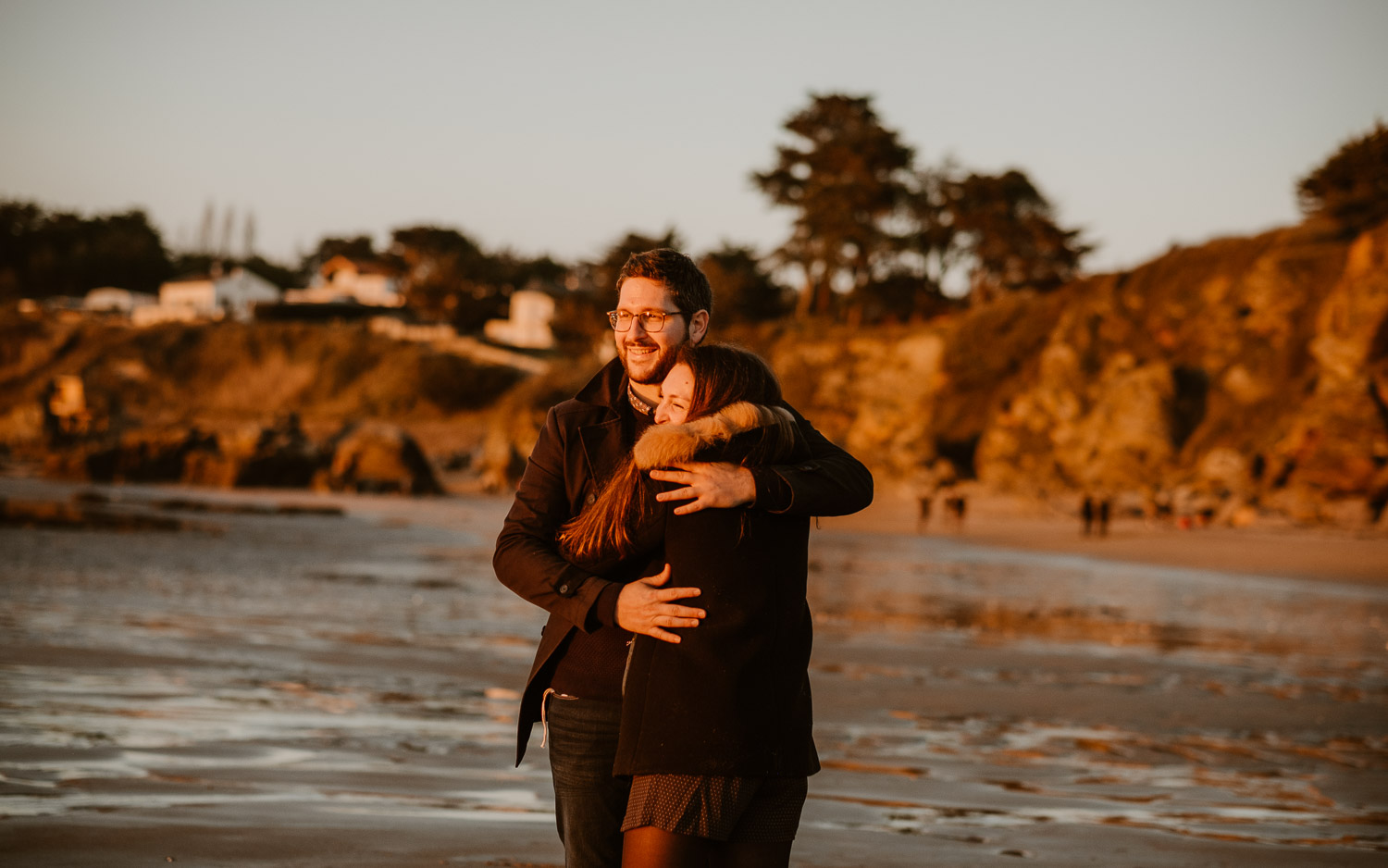 Séance photo lifestyle de famille parents enfant en extérieur, sur la plage, côte atlantique du pays de Retz par Geoffrey Arnoldy photographe