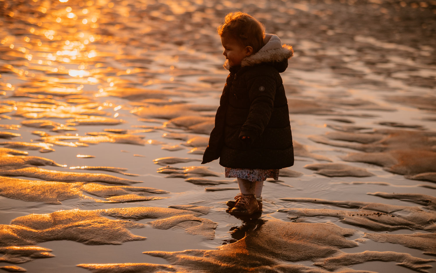 Séance photo lifestyle de famille parents enfant en extérieur, sur la plage, côte atlantique du pays de Retz par Geoffrey Arnoldy photographe