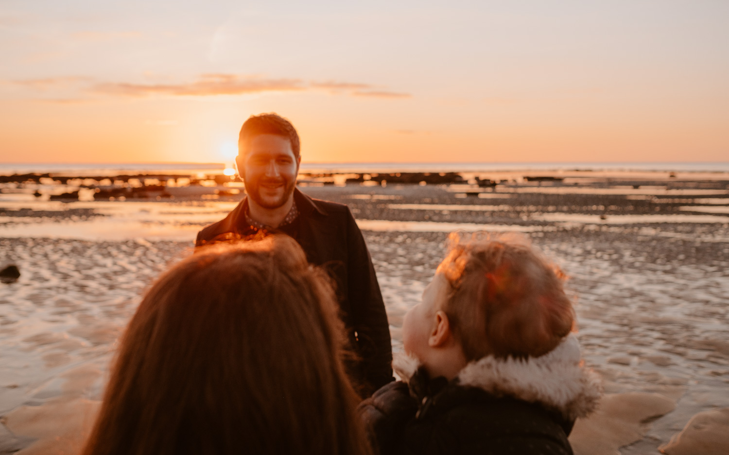 Séance photo lifestyle de famille parents enfant en extérieur, sur la plage, côte atlantique du pays de Retz par Geoffrey Arnoldy photographe