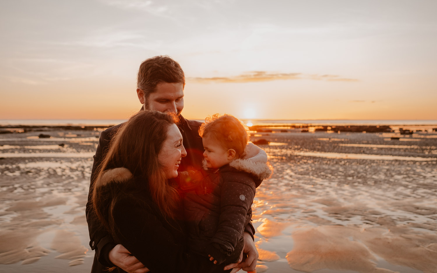 Séance photo lifestyle de famille parents enfant en extérieur, sur la plage, côte atlantique du pays de Retz par Geoffrey Arnoldy photographe