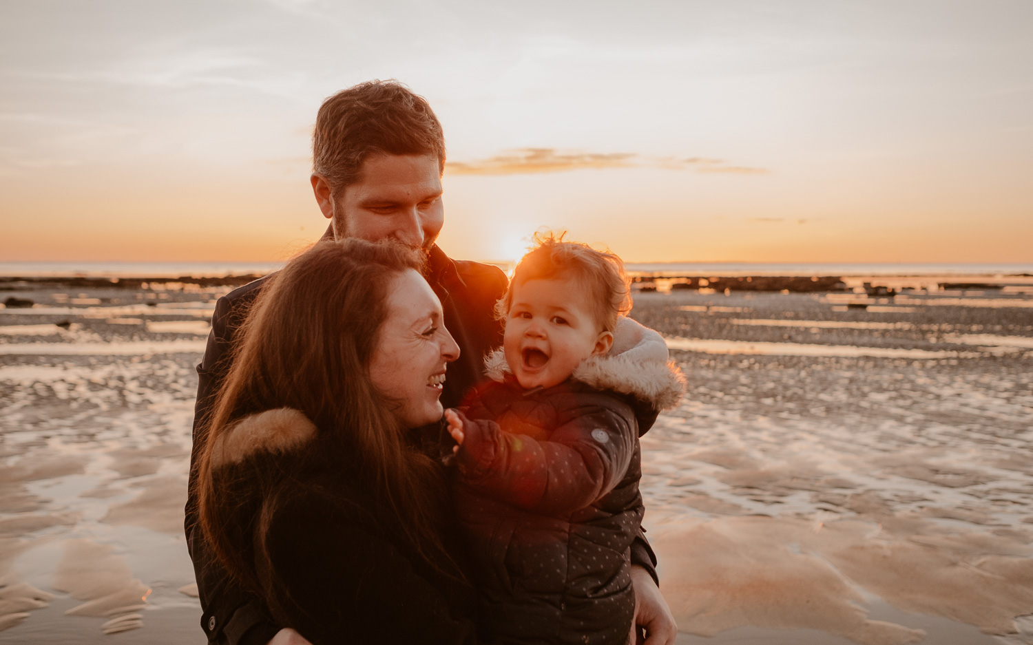 Séance photo lifestyle de famille parents enfant en extérieur, sur la plage, côte atlantique du pays de Retz par Geoffrey Arnoldy photographe