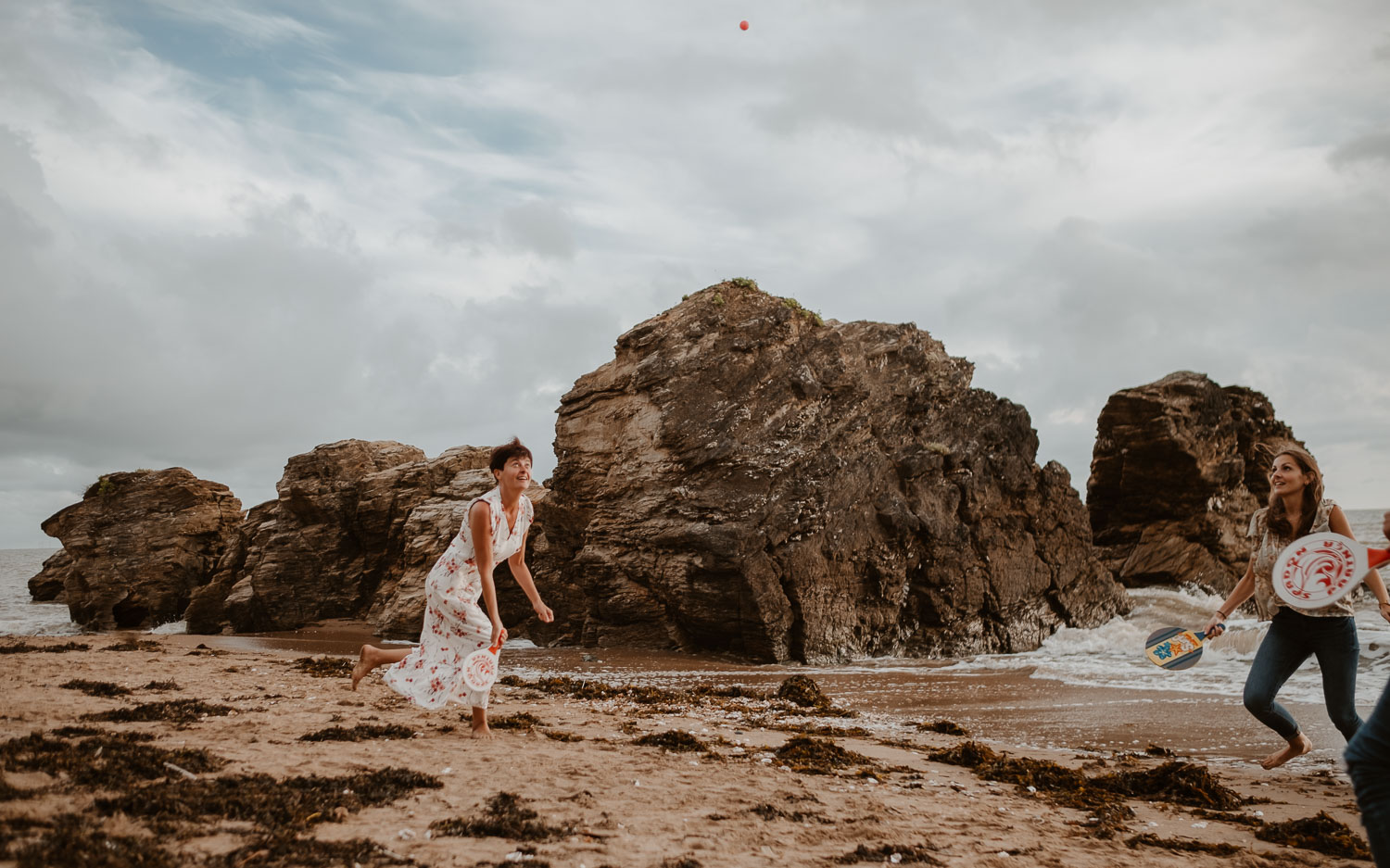 Séance photo lifestyle en famille d’une maman, de ses filles et son fils, sur la plage près de Pornic par Geoffrey Arnoldy photographe