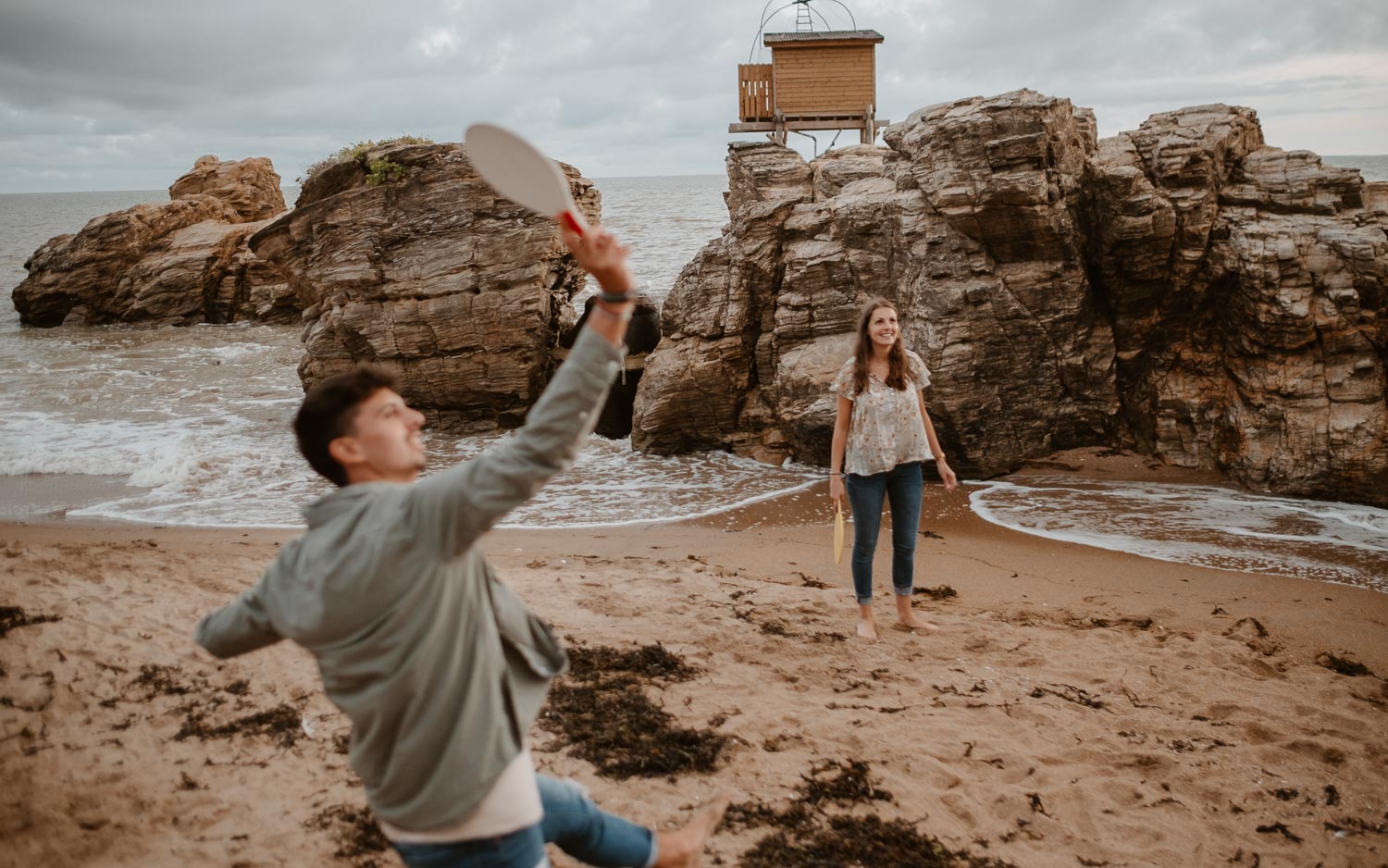 Séance photo lifestyle en famille d’une maman, de ses filles et son fils, sur la plage près de Pornic par Geoffrey Arnoldy photographe