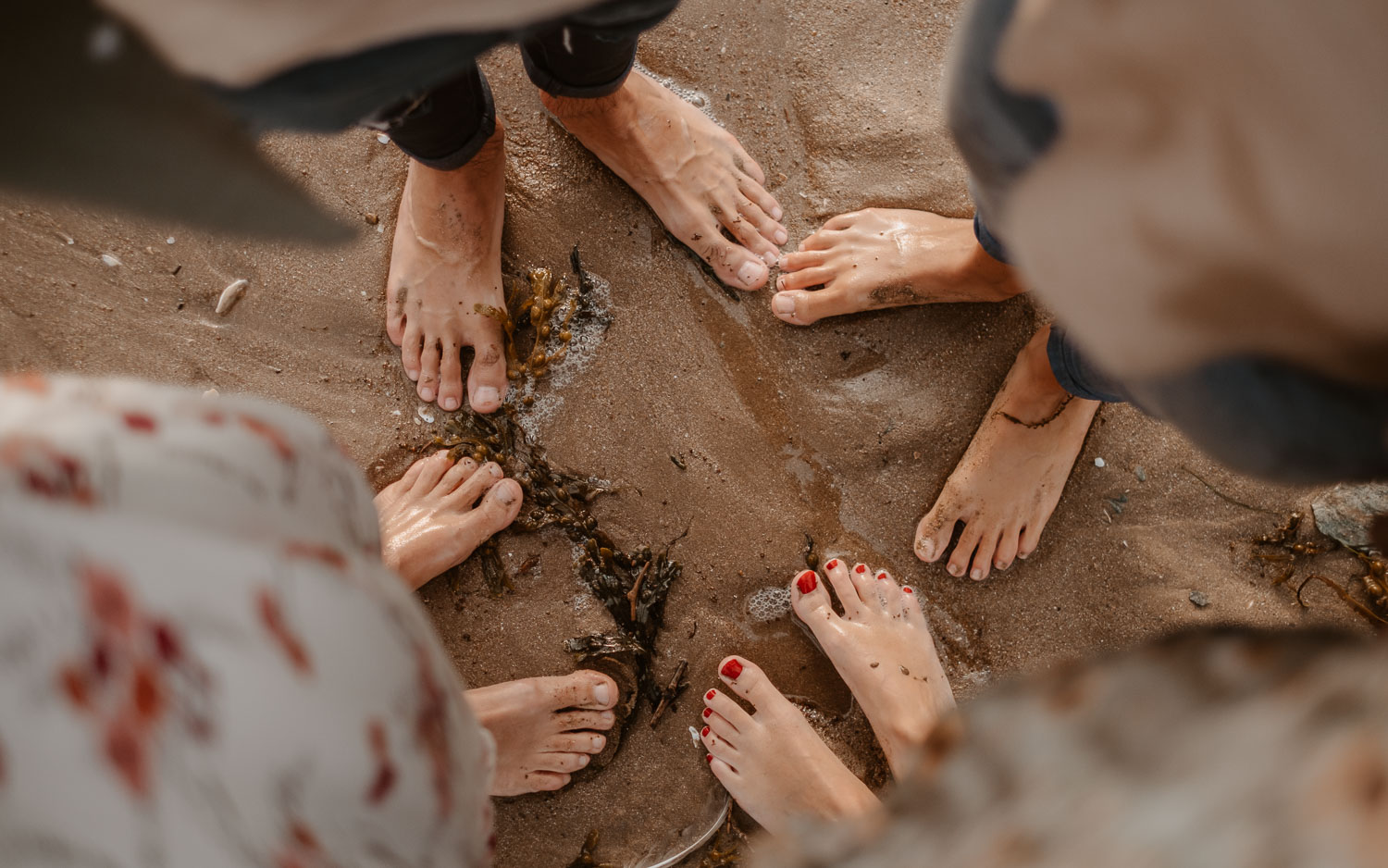 Séance photo lifestyle en famille d’une maman, de ses filles et son fils, sur la plage près de Pornic par Geoffrey Arnoldy photographe