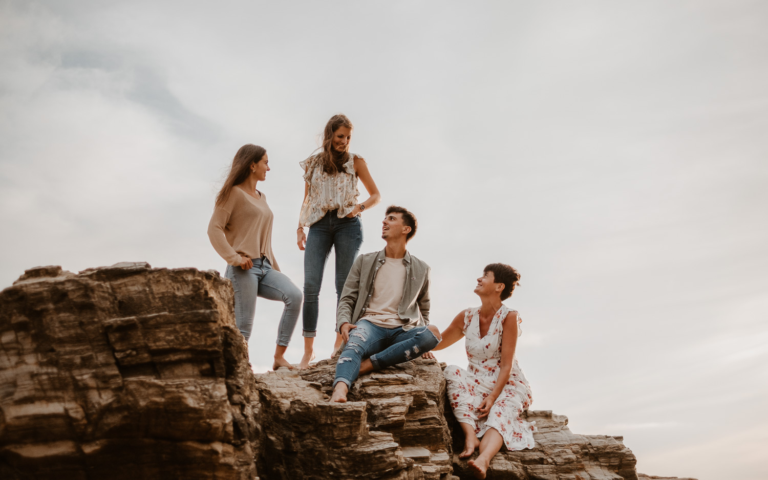 Séance photo lifestyle en famille d’une maman, de ses filles et son fils, sur la plage près de Pornic par Geoffrey Arnoldy photographe