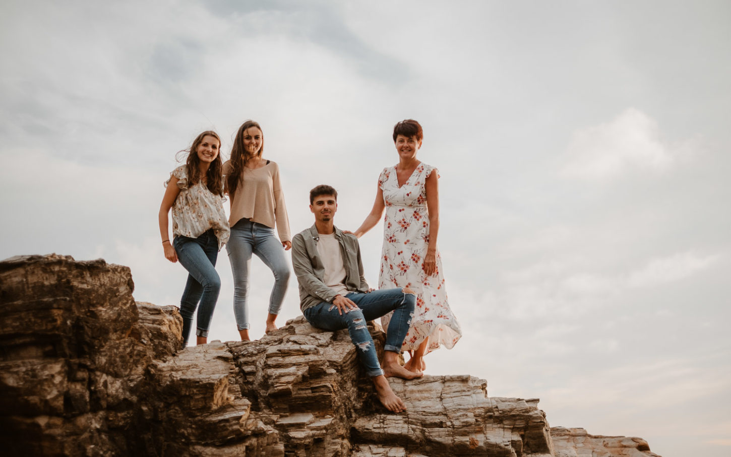 Séance photo lifestyle en famille d’une maman, de ses filles et son fils, sur la plage près de Pornic par Geoffrey Arnoldy photographe