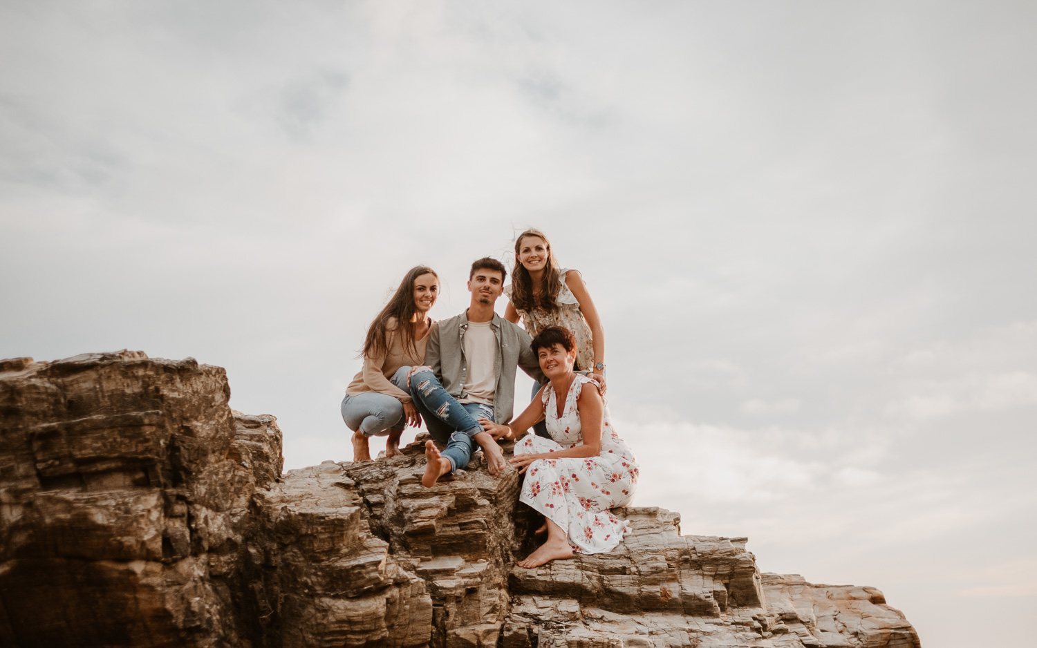 Séance photo lifestyle en famille d’une maman, de ses filles et son fils, sur la plage près de Pornic par Geoffrey Arnoldy photographe